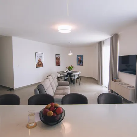 Apartman Eghzien A2 Access To Tranquil Shared Pool