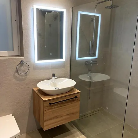 Eghzien A2 Access To Tranquil Shared Pool Apartman