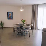 Eghzien A2 Access To Tranquil Shared Pool Apartament *