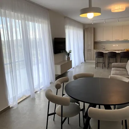 Eghzien A2 Access To Tranquil Shared Pool Apartament *